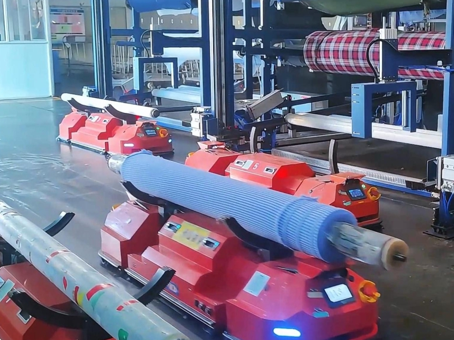 專為紡織業(yè)搬運(yùn)而研發(fā)，快捷落布式搬運(yùn)機(jī)器人，更靈活更便捷！